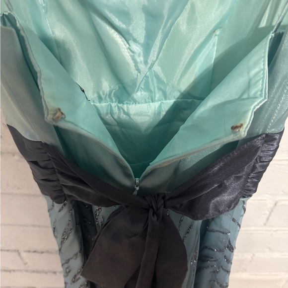 JUNIORS PROM DRESS - Picture 8 of 11